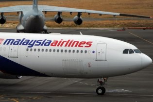 На территории Украины рядом с российской границей упал малайзийский Boeing-777
