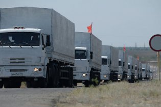 Первые грузовики с российской помощью пересекли границу Украины