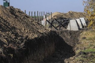 У Яценюка объяснили, почему вместо стены на границе с РФ вырыли яму