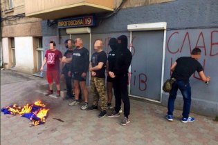 Нацисты изуродовали фасад приемной депутата Одесского Горсовета