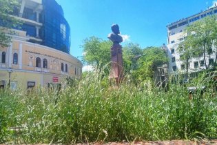 Памятник Маразли в центре Одессы зарастает сорняками