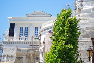 Депутат Одесского облсовета под видом садового домика выстроил копию оперного театра