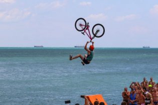 На Ланжероне экстремалы соревновались в прыжках на велосипедах в море