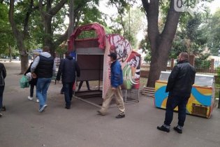 В Старобазарном сквере Одессы громят торговые лавки парка "Летучий голландец"