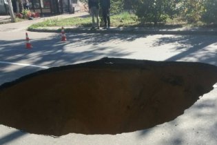 В Одессе провалилась дорога над канализационным коллектором