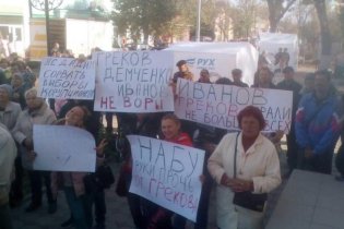 В Вилково прошел митинг в поддержку чиновников, подозреваемых в коррупции