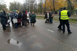 Работники закрывающегося противотуберкулезного санатория «Ласточка» заблокировали Дачу Ковалевского