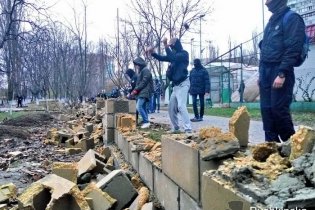 Активисты снесли забор на Таирова, который захватил зеленую зону