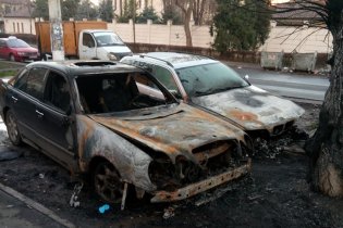 Две машины на «евробляхах» сожгли на Львовской