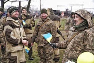 Одесские бойцы 28-й мехбригады возвращаются домой из АТО