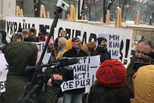 В центре Киева активисты требуют убрать палатки из-под Рады