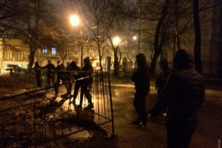 Патриоты снесли декоративный забор, опасаясь уничтожения зеленой зоны в центре Одессы