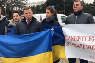 Украинские депутаты пикетируют парламент Польши