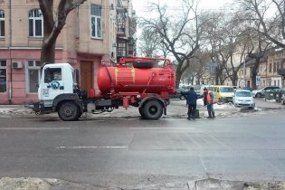 Одесских коммунальщиков застали за сливанием отходов в ливневку