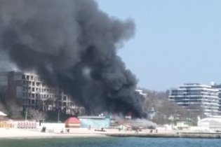 Ресторан, сгоревший на пляже в Одессе, сожгли умышленно – владелец