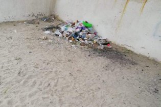 Один из популярных одесских пляжей переполнен мусором