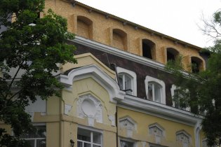 На мансарде памятника архитектуры в центре Одессы строят еще одну мансарду