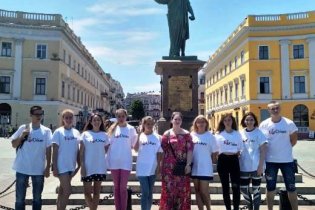 В Одессе начали работу студенты-волонтёры, которые помогают туристам