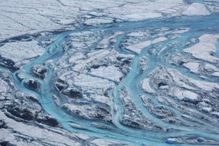 Гренландский ледниковый щит тает быстрее графиков
