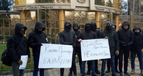 Активисты у стен суда в Одессе протестовали против захвата предприятий Украины