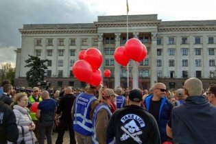 «Патриоты» с красными шарами попытались сорвать митинг-реквием в Одессе