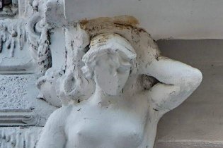 Горе реставраторы: в Пассаже скульптуре забыли сделать лицо
