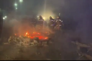 Через горящие шины автобусы с разбитыми стеклами провезли "китайских украинцев" в госпиталь в Новых Санжарах