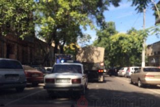 На улицах Одессы была замечена колонна грузовиков с военными