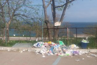 Мусорная свалка на парковке одесского пляжа
