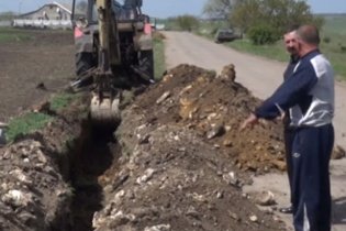 В селе на севере Одесщины прокладывают водопровод