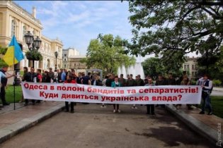 Открытие Потемкинской лестницы: одесские активисты с плакатами в руках устроили митинг