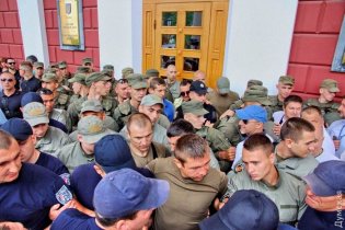 Одесскую мэрию взяли в кольцо сотрудники охранной фирмы