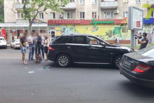 В Одессе злоумышленники ограбили авто на светофоре