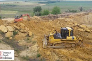 В Одесской области незаконно добывали ракушечник: его вывозили грузовиками