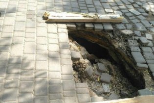 Осторожно, огромный провал на тротуаре в центре Одессы!