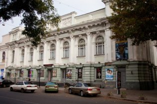 На Украинский драматический театр претендуют четыре человека
