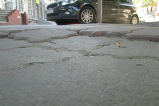 В центре Одессы плитка устремилась в подземелье