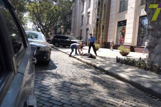 В ЦЕНТРЕ ОДЕССЫ ЗАМЕРТВО УПАЛ МУЖЧИНА