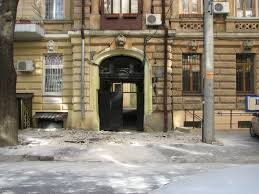 В Одессе двор на ул. Княжеской, 34, превратился в опасную зону