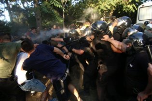 В ходе драки в Черноморске пострадали 35 правоохранителей
