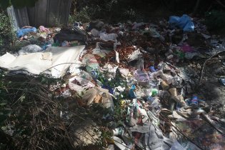 Спуск к морю в элитном районе Одессы завален мусором