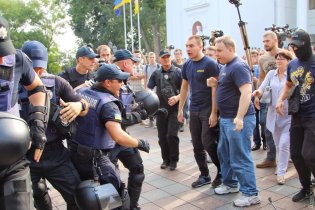 Потасовка между активистами и правоохранителями на Думской площади