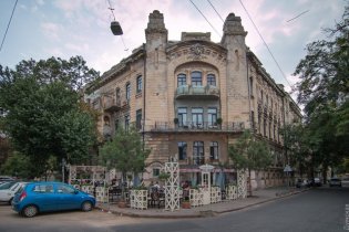 Одесские чиновники не дают восстановить скульптуры на доходном доме Луцкого