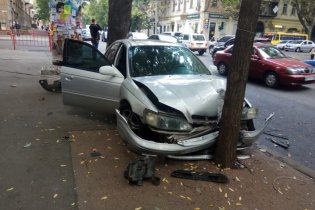 Курьезное ДТП в Одессе: автомобиль зажало между деревьями
