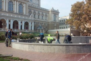 Фонтан на Театральной площади Одессы готовится к зимовке
