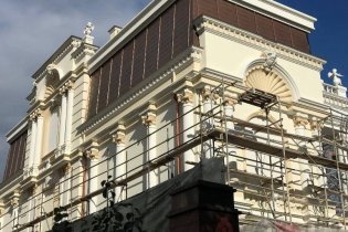 Глава президентской фракции в Одесском облсовете строит на Французском бульваре дворец