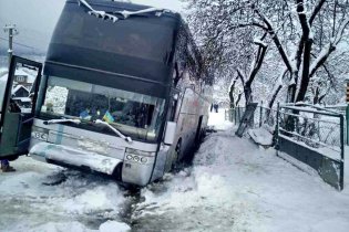 Одесский автобус застрял в снегу в Закарпатье
