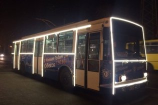 На улицы Одессы выйдут новогодние троллейбусы