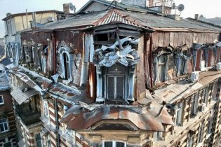 Крыша на доме с атлантами в Одессе может рухнуть в любой момент