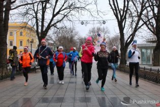 В центре Одессы Деды Морозы и Снегурочки устроили праздничный забег